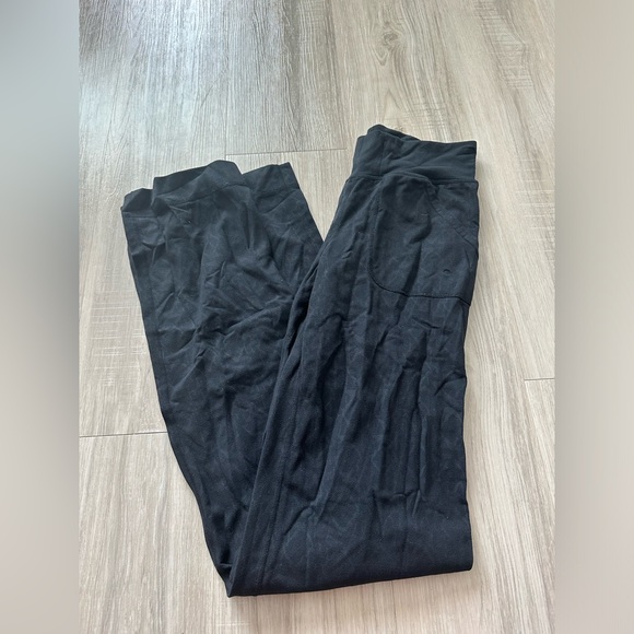 lululemon athletica Pants - Lululemon Black Patterned Hi Rise Yoga Flare Legging Pants with Pockets Size 2